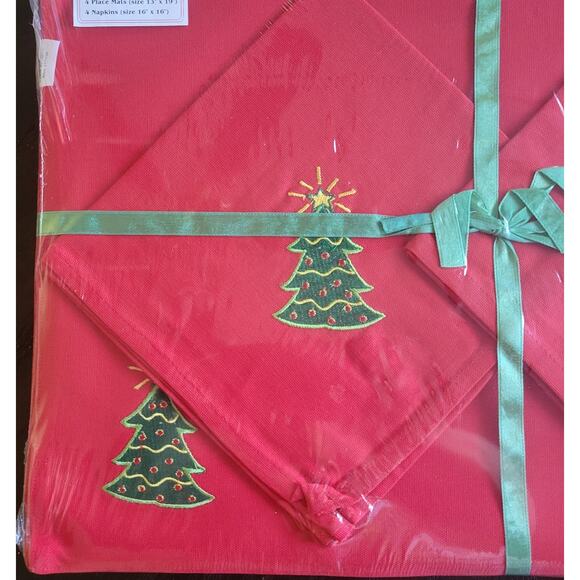 Christmas Placemats & Napkins (4) Dennis East International Red Xmas Trees New - Picture 3 of 7